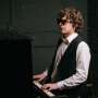 Blind people and experienced musicians distinguish pitches better, with less brain noise