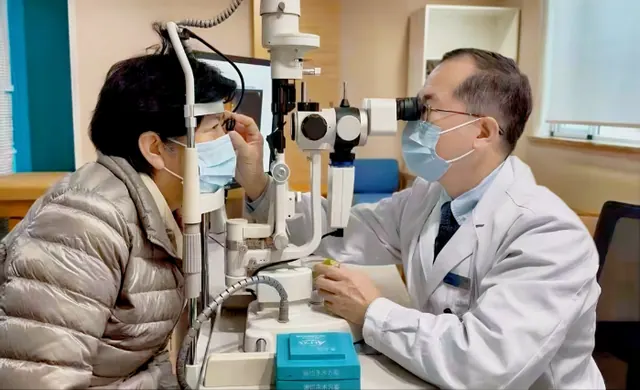 爱尔眼科闵寒毅：三十余载匠心铸仁术，做眼底深处的守光人