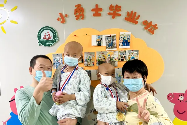 三兄弟两个罹患罕见病，10岁哥哥勇敢“为爱入舱”助两胞弟度难关