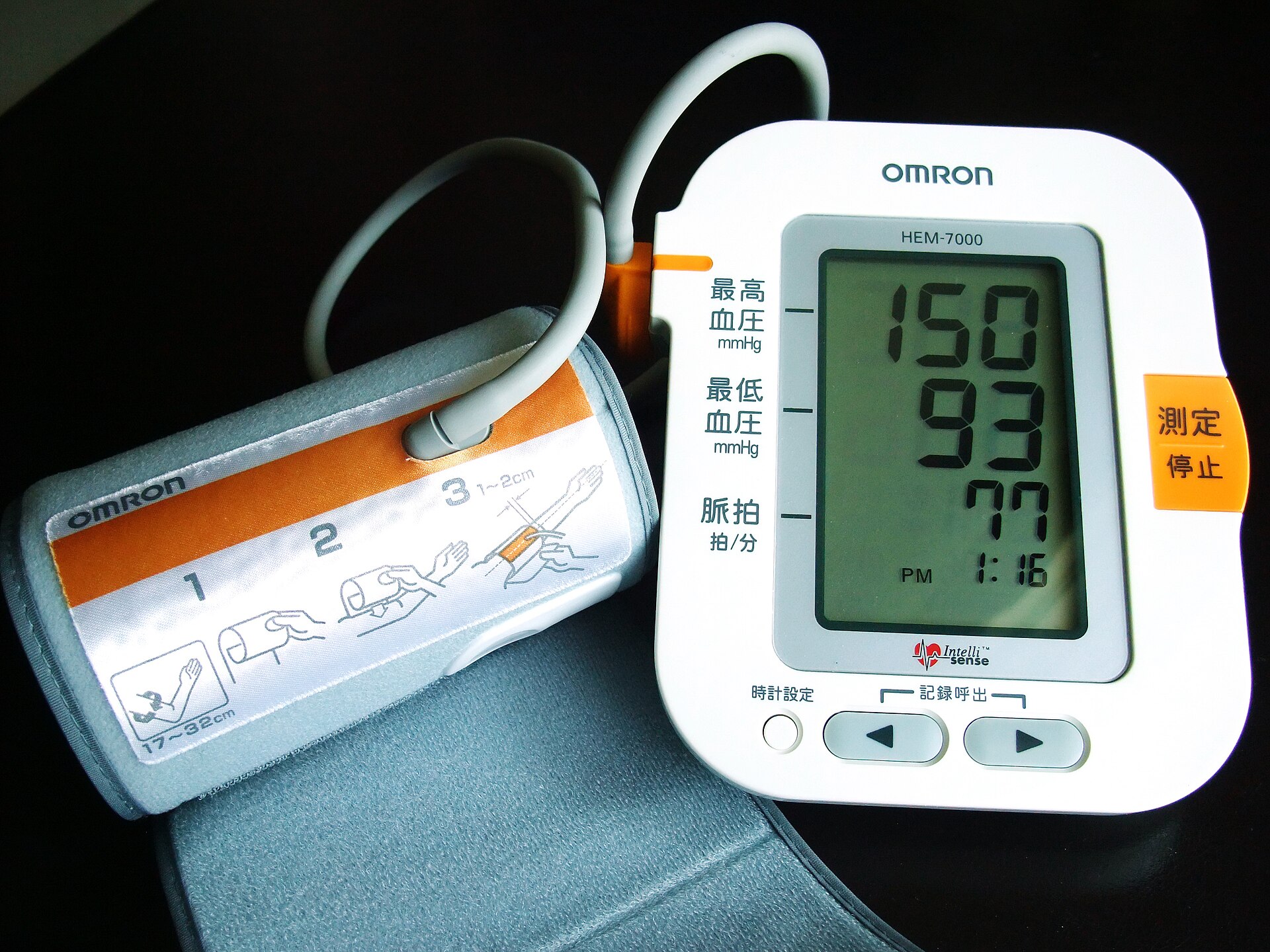 上臂式还是手腕式：家用电子血压计选购认证与使用技巧